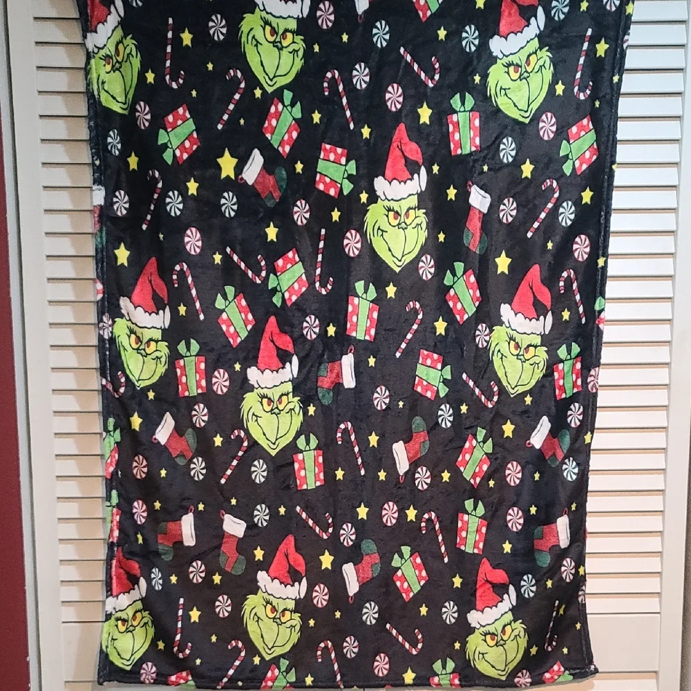 Holiday Grinch Plush Throw Blanket – Black with Green & Red